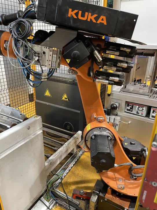 Gepflegte Bearbeitungszentren und Roboter eines Automobilzulieferers-11